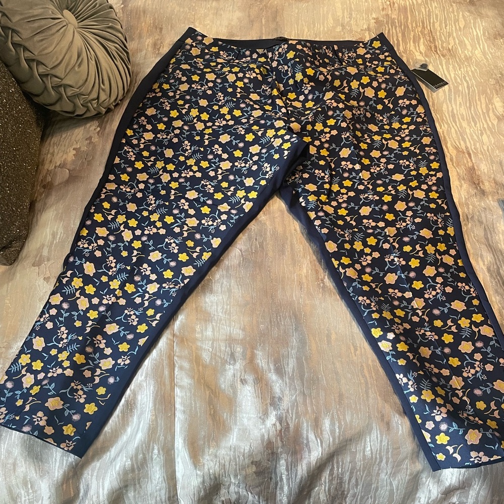 NEW w/ tag- ELOQUII floral capris